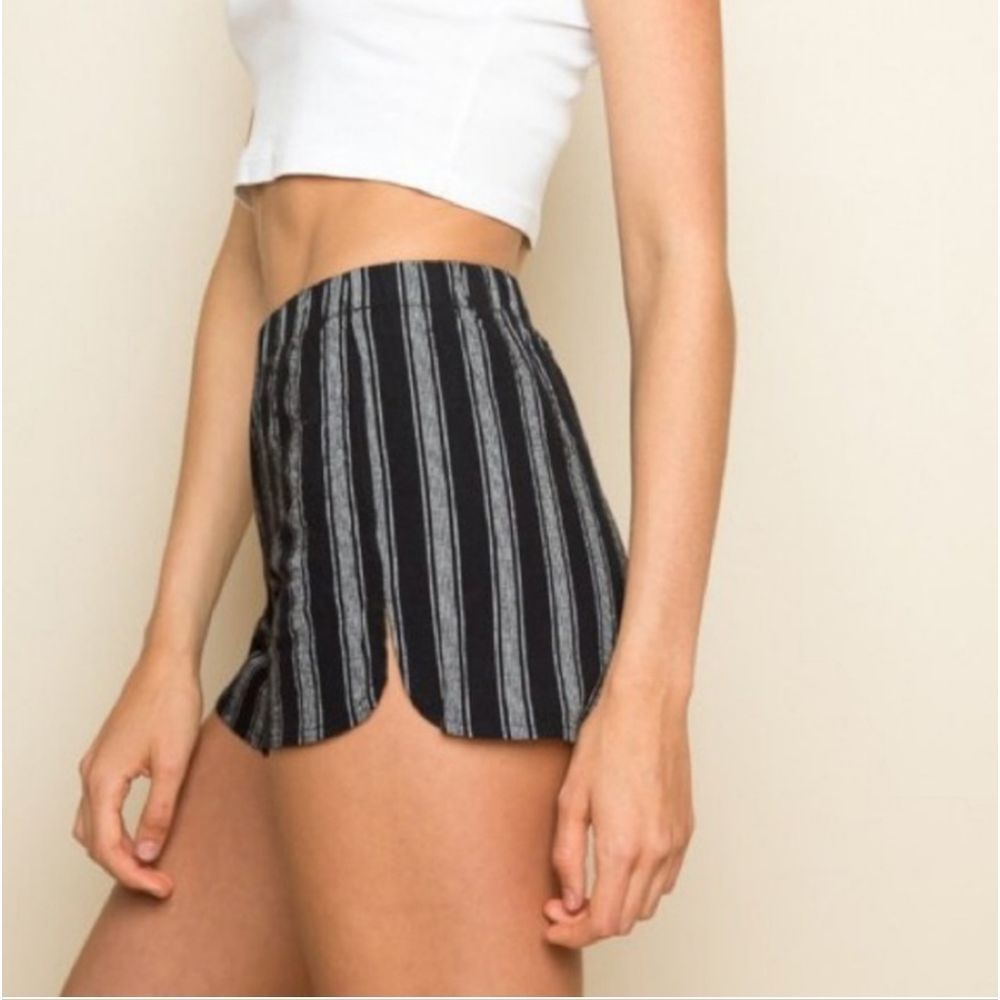 Brandy Melville Sami Shorts - Picture 2 of 7